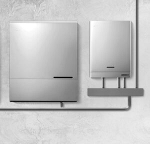 LG Home 10 an der Wand montiert. Links hängt die Batterie, rechts der Wechselrichter